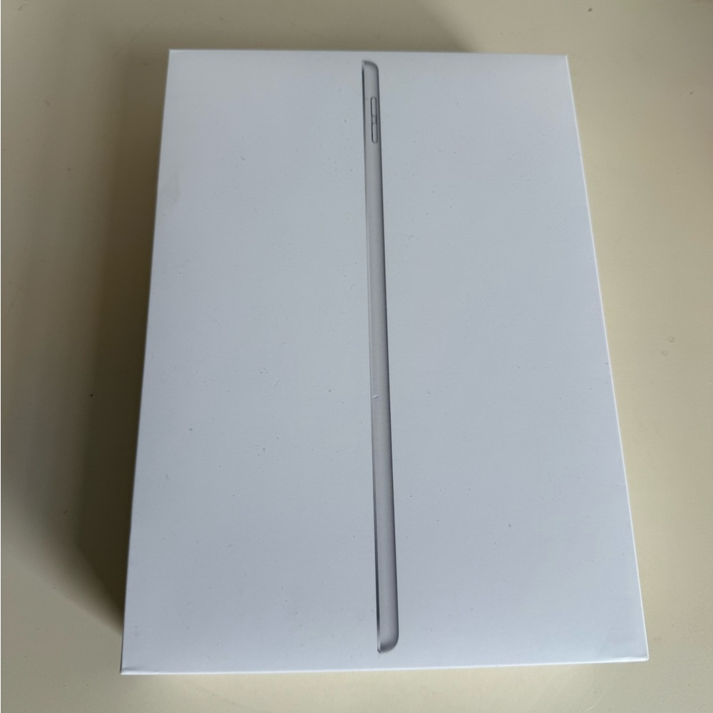 Apple 9th Gen iPad - 64 GB w Wifi NEVER USED